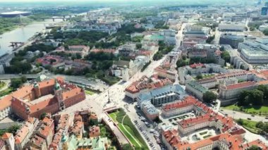 Varşova Eski Şehir ve modern gökdelenler. Polonya 'nın eski Varşova kasabasında eski binalar ve bir kilise. Tarihi binalar, pazar meydanı, katedral ile Warszawa şehir manzarası.