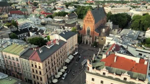 Krakkó Lengyelország Főtér Híres Katedrális Naplementekor Krakkó Óvárosa Történelmi Templomokkal — Stock videók