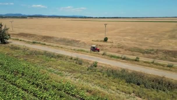 Konsep Bisnis Pertanian Pemandangan Udara Dari Traktor Mengemudi Jalan Tanah — Stok Video