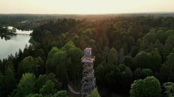 ラトビアの国旗 ラトビア国旗 ヨーロッパ テンプルマウントパークの観光タワー アルクスヌの美しい空中日没の景色 背景にある美しい日没の色と湖 — ストック動画