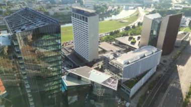 Litvanya 'nın başkenti Vilnius' un güzel hava manzarası. Vilnius şehir merkezinin güneşli bir günde Litvanya 'daki klibi. Gökdelenleri olan bir iş bölgesi. Yüksek kalite 4k görüntü