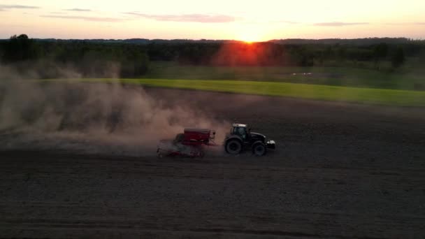 Filmagem Aérea Trator Moderno Que Sopra Campo Seco Agricultura Trator — Vídeo de Stock