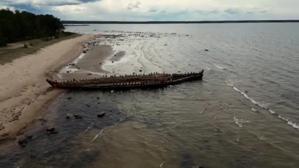 Opuszczony Wrak Statku Opuszczona Rozbita Łódź Pełna Dziur Leżących Wybrzeżu — Wideo stockowe