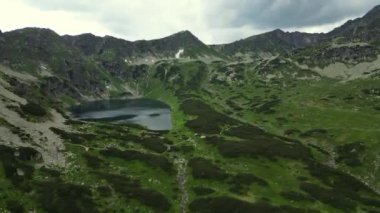 Polonya ya da Slovakya 'da dramatik yüksek Tatras. Morskie Oko. Beş Vadi Gölü. Przedni Staw Polski Gölü Beş Göl Vadisi 'ne çevrildi. Zakopane, Polonya. Yüksek Tatra Dağları. Yüksek kalite 4k görüntü