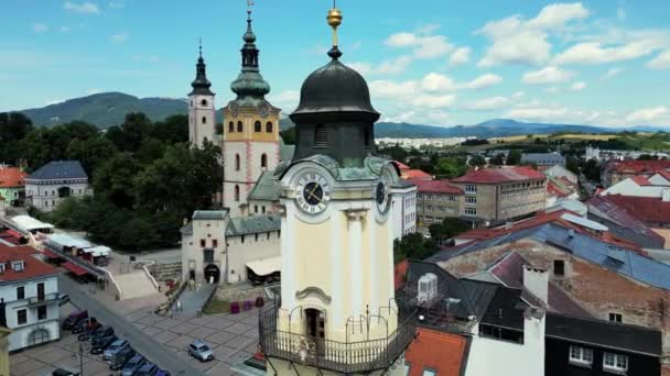 斯洛伐克Banska Bystrica镇景观 Banska Bystrica历史小城 斯洛伐克城镇Banska Bystrica被山脉环绕 Banska Bystrica镇的全国起义广场 — 图库视频影像
