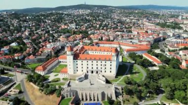 Bratislava Şehrinin Kaleli, Bahçeli ve Tuna Nehri Havalimanı, Bratislava üzerinde panoramik manzara. Slovakya 'da güneşli bir günde Bratislava Şatosu ve Şehrin Arkasında. 