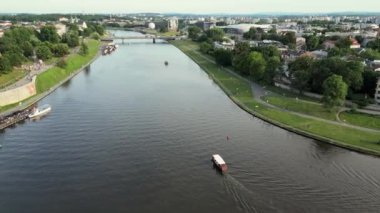 Vistula Nehri, Wisla Görüldü Krakow, Krakow, Polonya, Polska 'da. Wisla Vistula Nehri 'nin üstgeçidi Crakow şehir merkezine yakın modern ve tarihi mimari. Yüksek kalite 4k görüntü