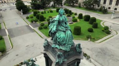 Avusturya, Viyana 'da park ve heykel ile ünlü Doğal Tarih Müzesi' nin havadan görünüşü. Avusturya, Viyana 'da İmparatoriçe Maria Theresa Anıt Koruma ve Sanat Tarihi Müzesi.