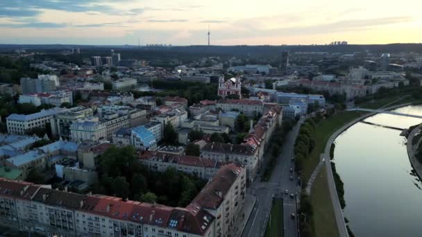 Sorvolando Centro Storico Vilnius All Ora Del Tramonto Estivo Città — Video Stock