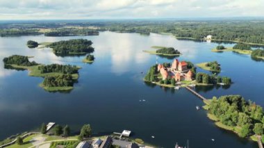 Trakai Gölü Kalesi, Litvanya, Havadan Uçuş. Trakai, Litvanya. Drone 'dan Trakai Kalesi' ne güzel bir 4K videosu. Trakai 'deki Kırmızı Tuğla Ortaçağ Şatosu. Yüksek kalite 4k 