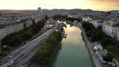 Sabahın erken saatlerinde Viyana şehir merkezinde. Michaelerplatz 'daki çeşme. Viyana şehir merkezi havacılık panoraması 4k austria. Viyana, Hofburg Michaelerplatz, tarihi imparatorluk sarayı. Yüksek kalite 4k