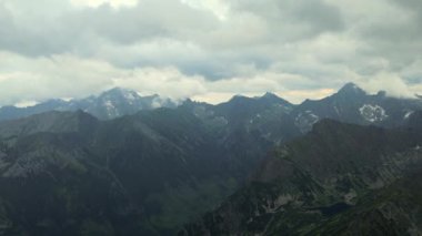 Polonya Tatry dağları, yazın güzel dağ manzarası, orman ve kayalar. Zakopane. Tatry Dağları Ulusal Parkı, Polonya. Yüksek kalite 4k görüntü
