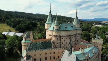 Bojnice Ortaçağ Şatosu 'nun havadan görünüşü, Slovakya' daki romantik Bojnice Şatosu 'nun güzel hava manzarası. Ortaçağ kalesi, Slovakya 'daki UNESCO miras bölgesi. Yüksek kalite 4k görüntü