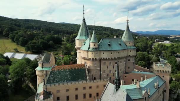 博伊尼斯中世纪城堡的空中景观 斯洛伐克浪漫博伊尼斯城堡的美丽空中景观 中世纪城堡 教科文组织在斯洛伐克的遗址 高质量的4K镜头 — 图库视频影像