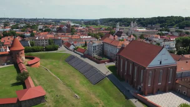 Una Hermosa Vista Del Castillo Kaunas Entre Otros Pequeños Edificios — Vídeos de Stock