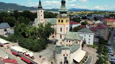 Slovakya 'daki Banska Bystrica kasabası, yazın Banska Bystrica şehri, dağlarla çevrili Slovak kasabası Banska Bystrica manzarası. Banska Bystrica kasabasındaki Ulusal Ayaklanma Meydanı. 