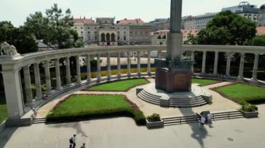Avusturya, Viyana 'daki Schwarzenbergplatz' daki Kızıl Ordu Anıtı 'nın hava görüntüsü. Sovyet ordusunun askerlerinin anısına dikilmiş bir anıt. Wien 'deki Hochstrahlbrunnen' in hava görüntüsü