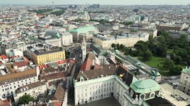 Viyana şehir merkezinden havadan aşağıya doğru uçuş. Katedraller ve şehir manzarası yukarıdan önemli turistik yerler. Günbatımı gökyüzü Viyana şehir merkezi, hava, güzel Avrupa seyahatleri.