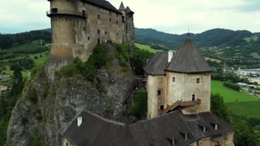 Orava Kalesi - Oravsky Hrad, Oravsky Podzamok, Slovakya. Orava Nehri yakınlarındaki yüksek ve dik uçurumlardaki Ortaçağ Oravsky Hrad kalesi. Güzel bir yaz günü. Yüksek kalite 4k görüntü