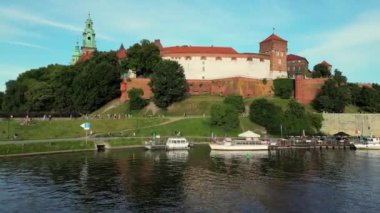 Polonya, Krakow 'daki Wawel Kraliyet Kalesi' nin havadan görüntüsü. Sabahın erken saatlerinde Wawel Kraliyet Kalesi ve Vistula Nehri 'nin hava manzarası. Cracow 'daki tarihi Wawel kalesi. Yüksek kalite 4k görüntü