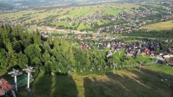 夏天照亮了Zakopane市关于Zakopane的Drone视图 塔特拉山的太阳日从上往下看 波兰Zakopane度假村和Tatra高山的背景 — 图库视频影像