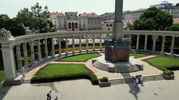 位于奥地利维也纳Schwarzenbergplatz的红军英雄纪念碑的空中景观 纪念苏军战士的纪念碑 维也纳Hochstrahlbrunnen的空中景观 — 图库视频影像