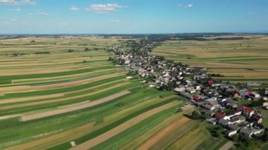 Çeşitli yeşil alanlar dekoratif süslemelerle süslenmiş. Güney Polonya, Krakow County 'deki Charming Suloszowa Köyü. Resimli Kırsal Manzara İnsansız Hava araçları Perspektifinden Görüntülendi. 