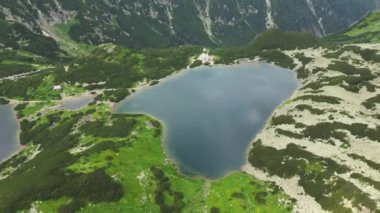 Güzel dağ bölgesindeki mavi dağ gölünün dramatik hava manzarası. Polonya ya da Slovakya 'da yüksek Tatras. Morskie oko. Dağın zirveleri dramatik karla kaplıydı. Beş Vadi. 