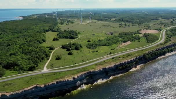 爱沙尼亚Paldiski的可再生能源空中视图 利用风力涡轮机在海上风力发电场工作 利用绿色能源 利用可再生能源促进可持续发展和气候变化 — 图库视频影像