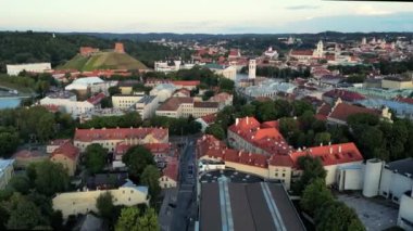 Vilnius Old Town ve Litvanya 'nın Modern Finans Bölgesi. Hava Panoraması Canlı Yaz Sahneleri ve Tarihi Cazibe 'yi Yakalıyor. Başkentleri keşfedin Zengin Mimari Cazibeli Sokaklar Yukarıdan.