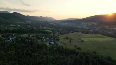 Dağlık Splendor 'da sisli çam ormanları ve güneşli ladin örtüleri. Polonya 'daki Muhteşem Tatra Panoraması. Doğanın Huzuru 'nu yakalamak Bulutların arasından süzülen güneş ışınlarıyla uyanmak.