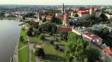 Wawel Kraliyet Kalesi 'nin ve Krakow, Polonya' daki Katedral 'in Hava Görüntüleri. Serene Vistula Nehri, Eski Şehirdeki Tarihi Kiliseler. Günbatımı Işıklandırması Simge Simgelerini Aydınlatır Krakov Seyahat Simgesini Keşfeder. 
