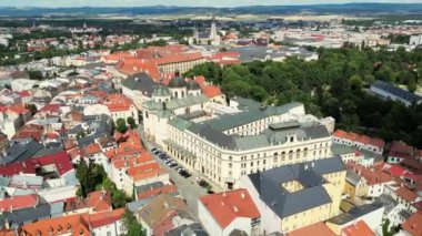 Olomouc, Çek Cumhuriyeti. Avrupa Mimarisi. Avrupa 'daki Güneşli Bulutlu Gün' ün simgeleri. Tarihi şehir Olomouc, insansız hava aracı manzaralı. Gotik kilise, belediye binası Olomouc Saint Wenceslas Katedrali