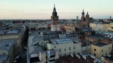 Tarihi Eski Şehir, Wawel Şatosu ve Ana Pazar Meydanı 'nın Hava Panoraması. Aziz Mary Bazilikası da dahil olmak üzere ikonik simgeler. Polonya, Sunny Krakow 'da canlı günlük yaşam sahneleri. - Evet. Yüksek kalite 