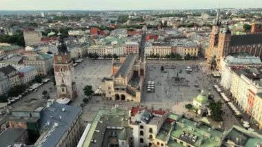 Tarihi Eski Şehir, Wawel Şatosu ve Ana Pazar Meydanı 'nın Hava Panoraması. Aziz Mary Bazilikası da dahil olmak üzere ikonik simgeler. Polonya, Sunny Krakow 'da canlı günlük yaşam sahneleri. - Evet. Yüksek kalite 