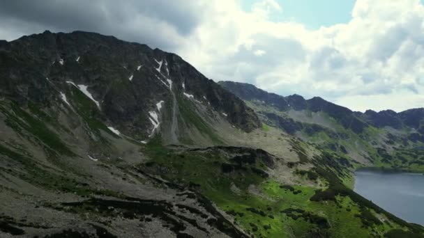 スロバキア国立公園の空中サマービュー ハイタトラを発見してください モーニングフォグ サニーモーニンググローリー ミスティフォレストの壮大な山の風景 アルパイン ドローン フッテージ — ストック動画