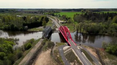 Estonya Demiryolu Viaduct 'u, Nehir Üzerinde İkili Raylar Verimliliği. Elron Treni 'nin İkonik Köprüyü Geçerken Hava Aracı Yakaladı. Güvenilir Ulaşım Ağı Konsepti. Estonya nehri. Yüksek kalite 4k görüntü
