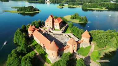 Trakai Gölü Kalesi, Litvanya, Havadan Uçuş. Trakai, Litvanya. Drone 'dan Trakai Kalesi' ne güzel bir 4K videosu. Trakai 'deki Kırmızı Tuğla Ortaçağ Şatosu. Yüksek kalite 4k 