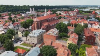 Kaunas şehrinin güzel ufuk çizgisi kilise kuleleri ve Nemunas nehrinin yanında belediye binası olan eski bir kasaba. Kaunas 'ın Kaunas Katedrali manzaralı eski kasabası, belediye binası. Kırmızı çatıların havadan görünüşü.