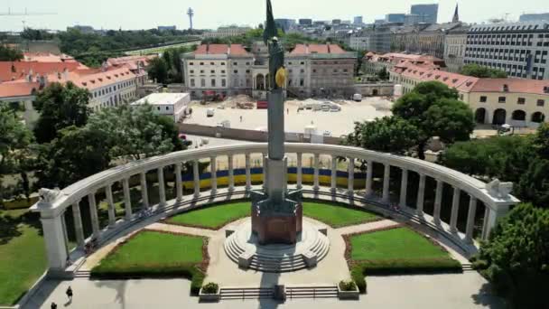 苏联士兵纪念碑的空中录像 位于奥地利维也纳市中心维也纳的红军纪念碑 有趣的地方 阳光灿烂温暖的日子 二战纪念碑 二战方尖碑 高质量的4K镜头 — 图库视频影像