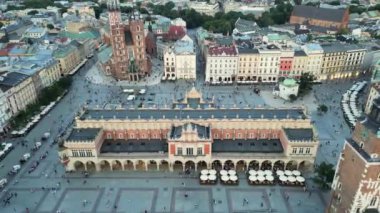 Tarihi Eski Şehir, Wawel Şatosu ve Ana Pazar Meydanı 'nın Hava Panoraması. Aziz Mary Bazilikası da dahil olmak üzere ikonik simgeler. Polonya, Sunny Krakow 'da canlı günlük yaşam sahneleri. - Evet. Yüksek kalite.