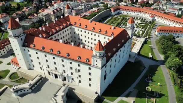 在布拉迪斯拉发城堡或布拉迪斯拉发赫拉德飞行的无人机布拉迪斯拉发城堡是斯洛伐克首都布拉迪斯拉发的主要城堡 从无人驾驶飞机俯瞰城市的天空 高质量的4K镜头 — 图库视频影像