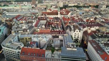 Viyana, Avusturya, Avrupa başkentlerinin mücevheri. Çarpıcı 4K 'daki Eski Binalar Tarihi Şehir Merkezi. Birds Eye View Show Barok Mimari, Kızıl Çatılar ve Iconic Stephansplatz Meydanı.