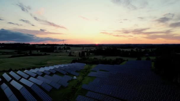 Відеозапис Сонячної Електростанції Сонячній Фермі Заході Сонця Фотоелектричними Панелями Перетворюють — стокове відео