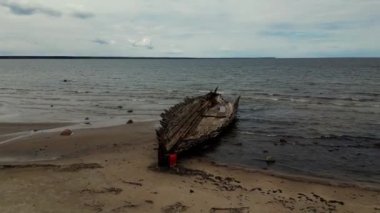 Terk edilmiş bir gemi enkazı, deniz kıyısında delik deşik olmuş terk edilmiş bir tekne. Denizdeki ya da okyanustaki kayalıklardaki enkaz gemisi. Gemi battı, gemi karaya oturdu. Estonya sahillerinde ekolojik felaket