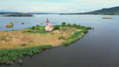 Kostel Sv 'nin hava görüntüsü. Güney Moravya Çek Cumhuriyeti 'ndeki Linharta kilisesi, bir zamanlar önemli olan Musov kasabasından geriye kalan tek yer. İnsan yapımı Vestonice rezervuarının ortasındaki küçük bir adada.