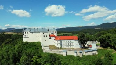 Slovakya 'daki Lupca Kalesi. Slovakya 'daki Slovenya Kalesi' nin havadan görünüşü. Slovenska LupCa köyündeki kalenin havadan görünüşü. - Evet. Yüksek kalite 4k görüntü
