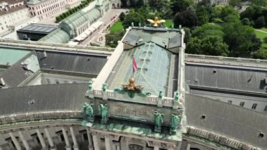 Viyana, Wien, Avusturya 'daki Hofburg Sarayı' nın insansız hava aracı görüntüsü. Avusturya bayrağı, çatıları, şehir manzarası Michaelerplatz, Habsburg hükümdarlarının imparatorluk sarayı, yaz günü