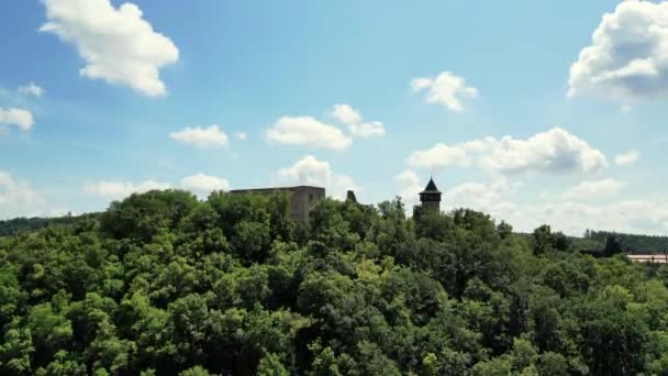 Luchtdrone Zicht Het Oriëntatiepunt Van Kasteel Helfstyn Helftyn Castle Kijkt — Stockvideo