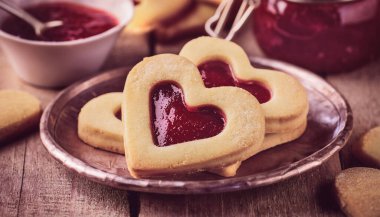 Lezzetli Kalpler Şekillendirilmiş Pişirilmiş Tereyağlı Kurabiyeler Tüm Çağlar İçin En Sevdiğiniz Masa Eşyasıyla Her Olanlarda Servis Etmek İçin Mükemmel Parmaklıklı Yemek Tatlısı